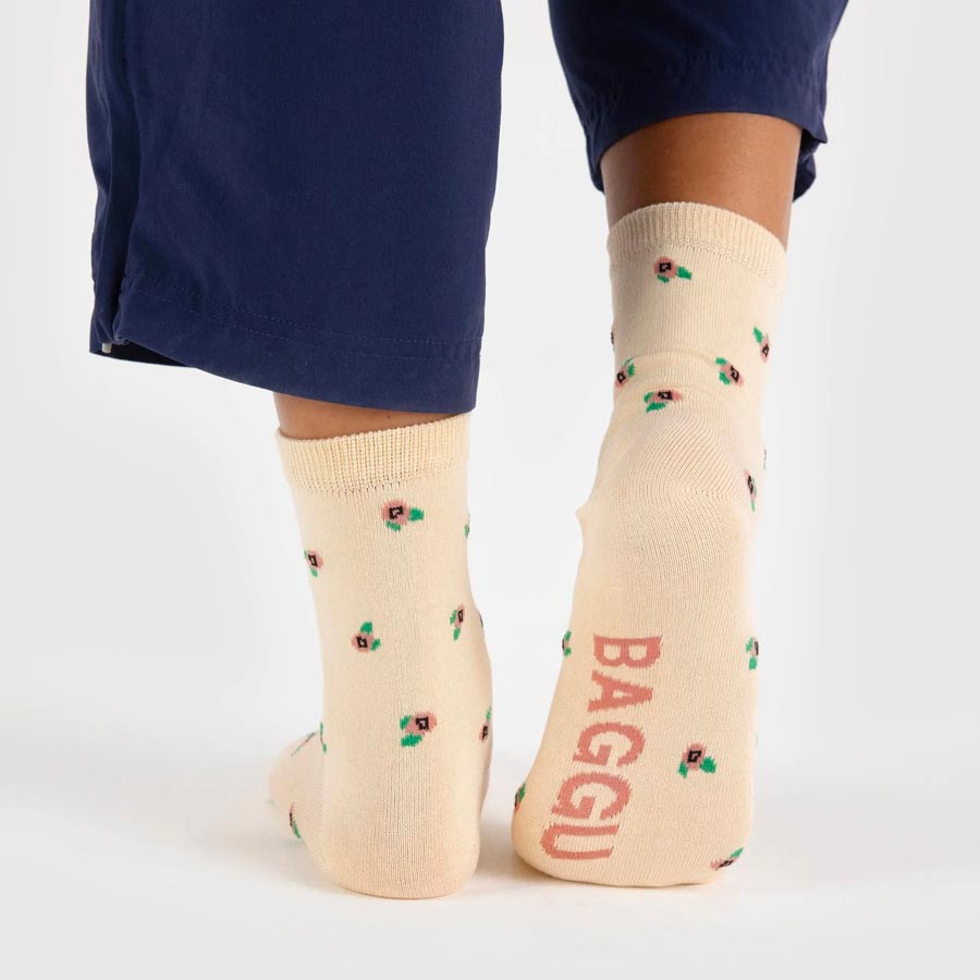 Baggu-chaussettes-crew-rosette-creme-doux-Atelier-Kumo