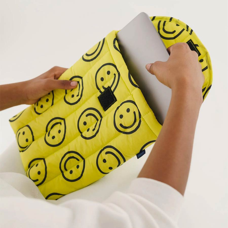 Baggu-housse-ordinateur-jaune-yellow-happy-smileys-moelleux-puffy-13-14-pouces-mac-Atelier-Kumo