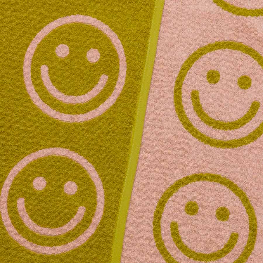 Baggu-serviette-de-bain-happy-ochre-smileys-vert-rose-lavable-en-machine-Atelier-Kumo