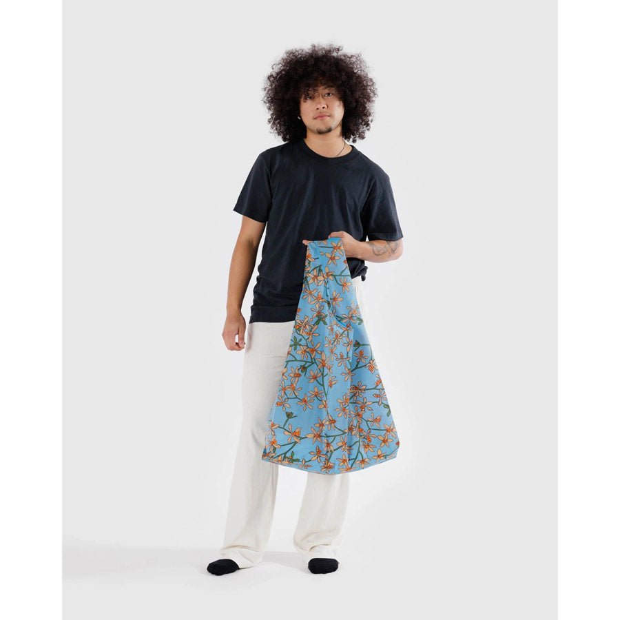 Baggu-tote-bag-grand-bleu-fleurs-orchid-Atelier-Kumo