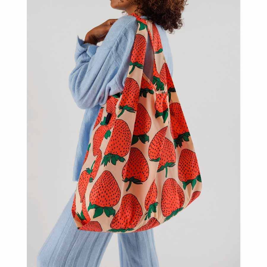 Baggu-tote-bag-grand-fraise-strawberry-nylon-recycle-durable-lavable-en-machine-Atelier-Kumo