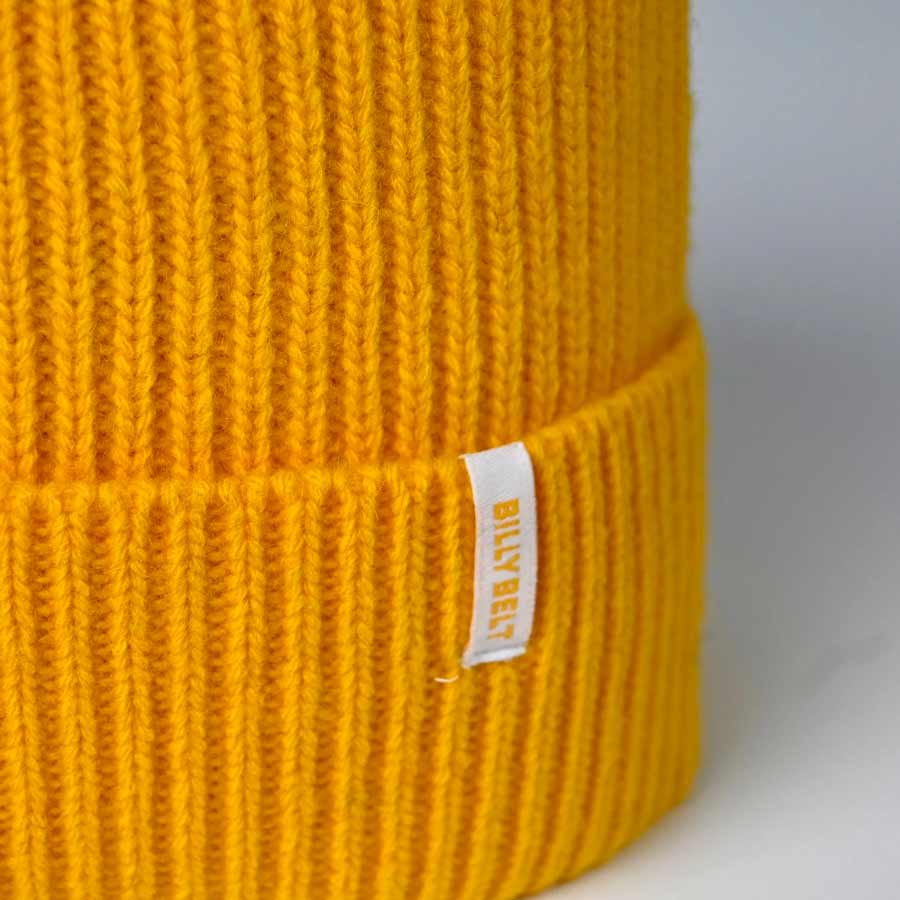 Billybelt-bonnet-jaune-laine-agneau-etiquette-verticale-Atelier-Kumo