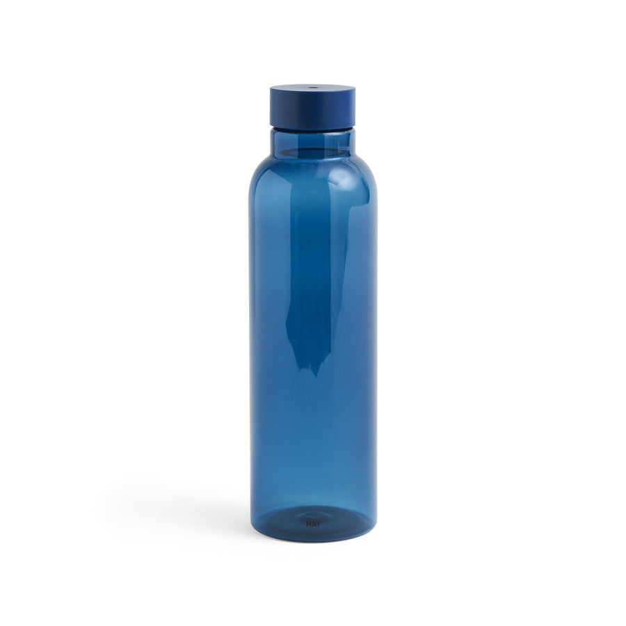 Hay-bouteille-eau-miz-gourde-bleu-fonce-grand-par-naoto-fukasawa-Atelier-Kumo