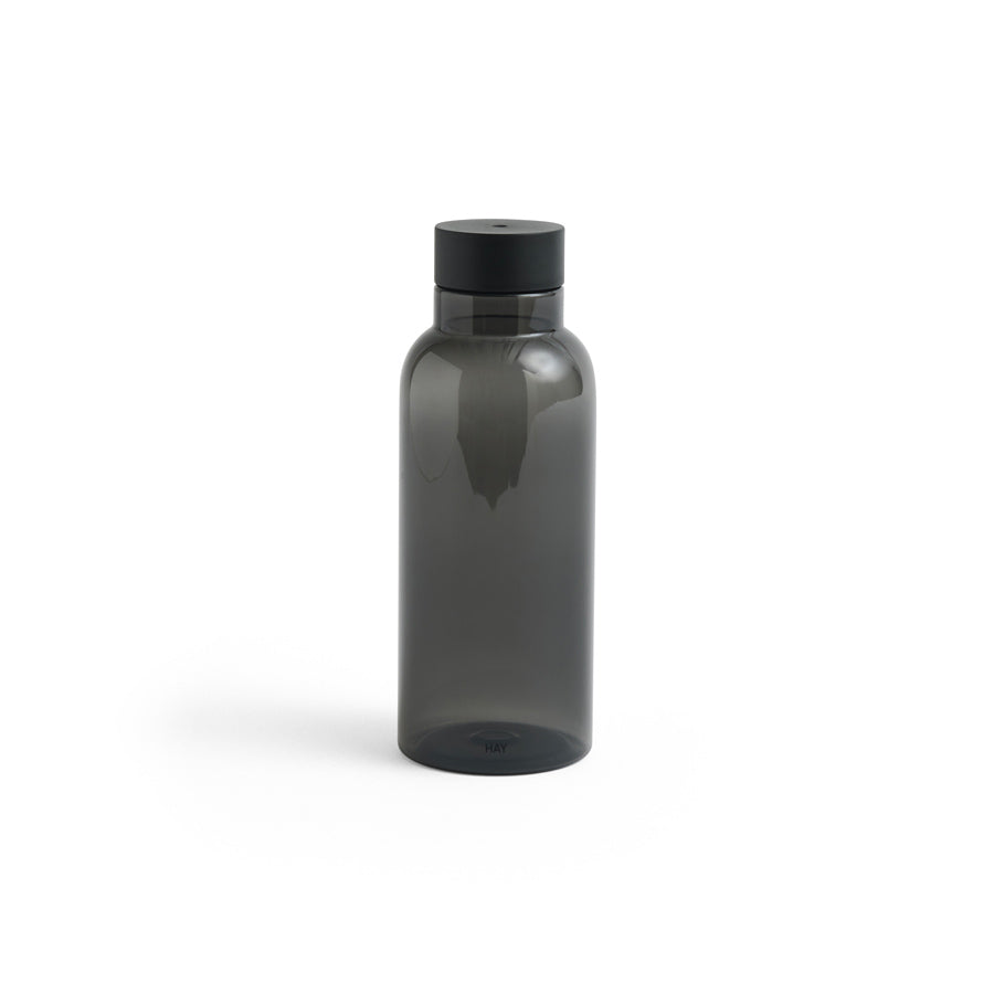 Hay-bouteille-eau-miz-gourde-noir-charbon-moyen-par-naoto-fukasawa-Atelier-Kumo