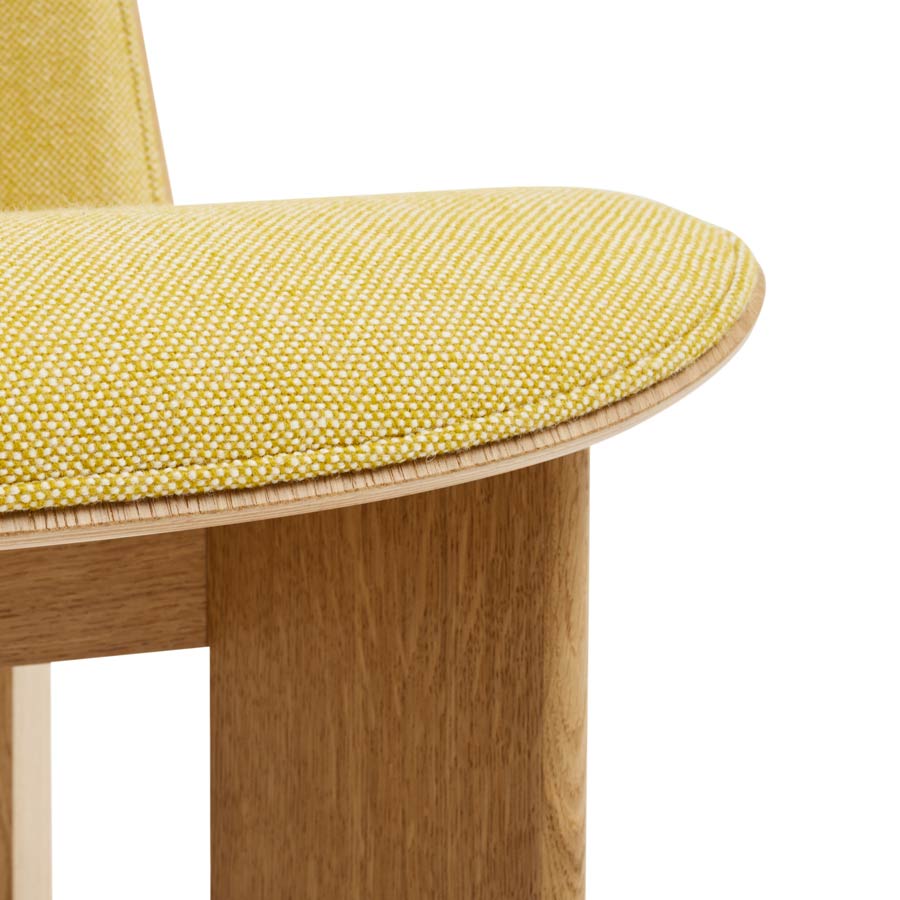 Hay-fauteuil-chisel-lounge-en-bois-chene-laque-jaune-rembourrage-andreas-bergsaker-Atelier-Kumo