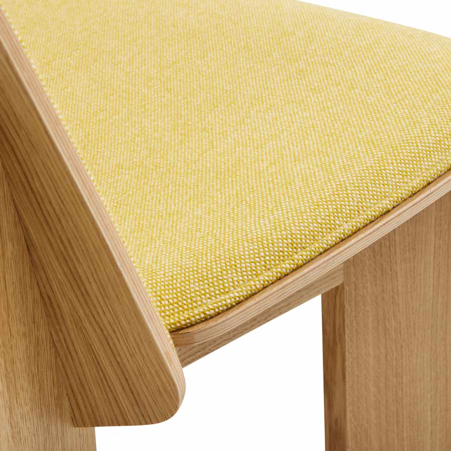 Hay-fauteuil-chisel-lounge-en-bois-chene-rembourrage-jaune-laque-eau-andreas-bergsaker-Atelier-Kumo