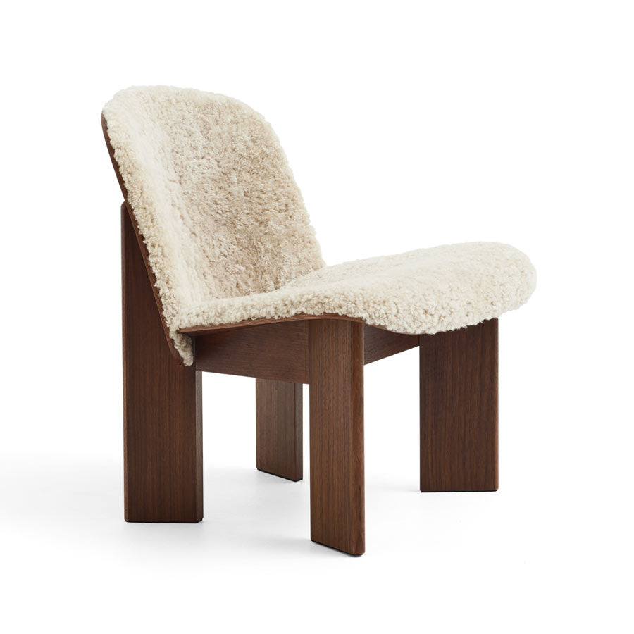 Hay-fauteuil-chisel-lounge-en-bois-noyer-rembourrage-peau-de-mouton-blanc-laque-eau-andreas-bergsaker-design-Atelier-Kumo