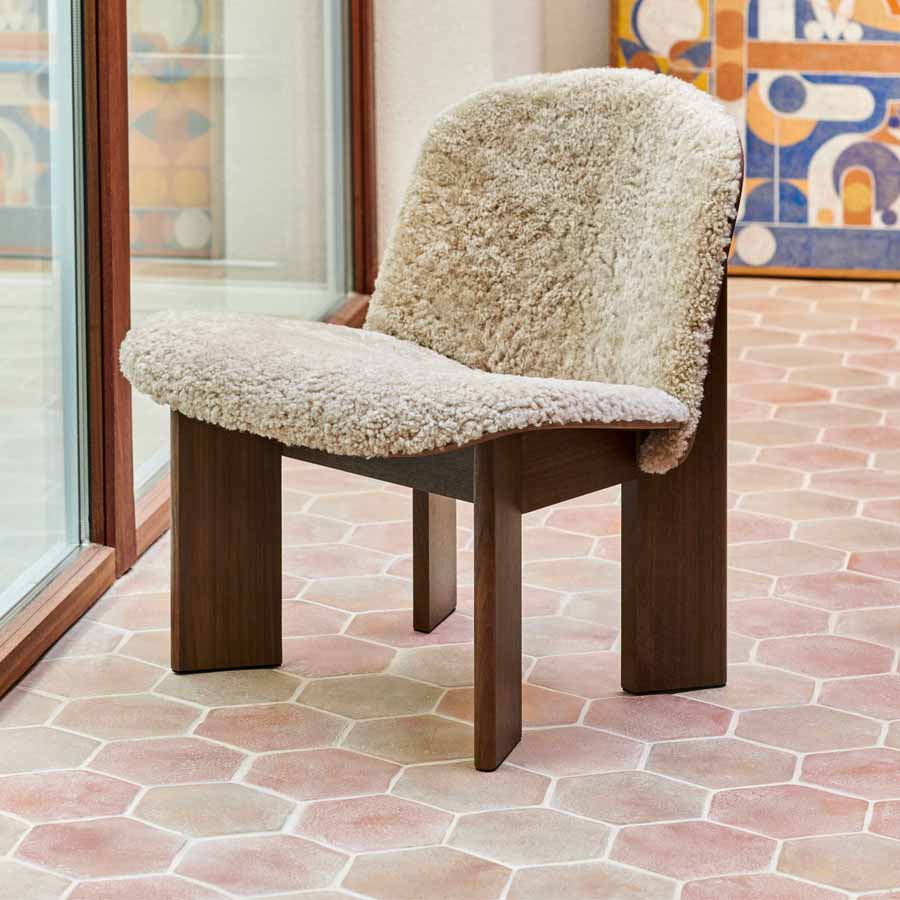 Hay-fauteuil-chisel-lounge-en-bois-noyer-rembourrage-peau-de-mouton-blanc-laque-eau-andreas-bergsaker-maison-Atelier-Kumo