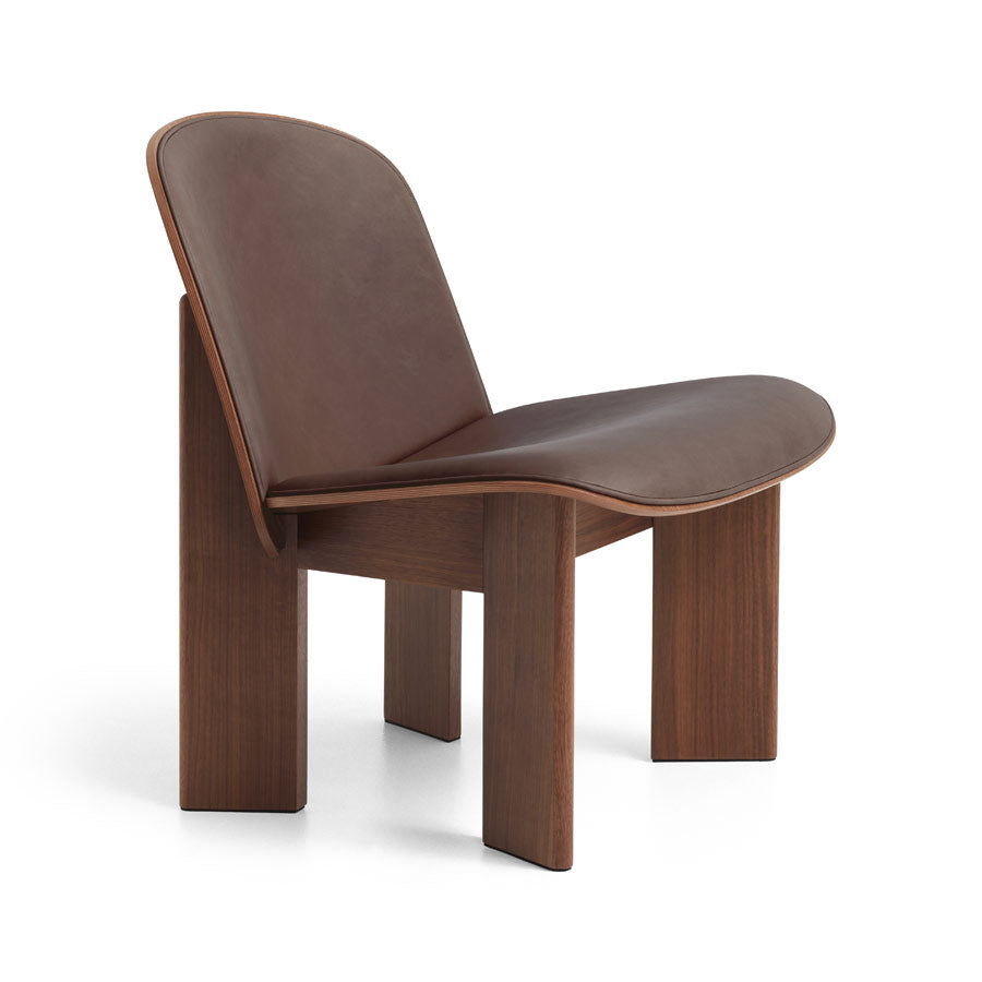 Hay-fauteuil-chisel-lounge-marron-en-bois-noyer-rembourrage-marron-fonce-laque-eau-andreas-bergsaker-Atelier-Kumo