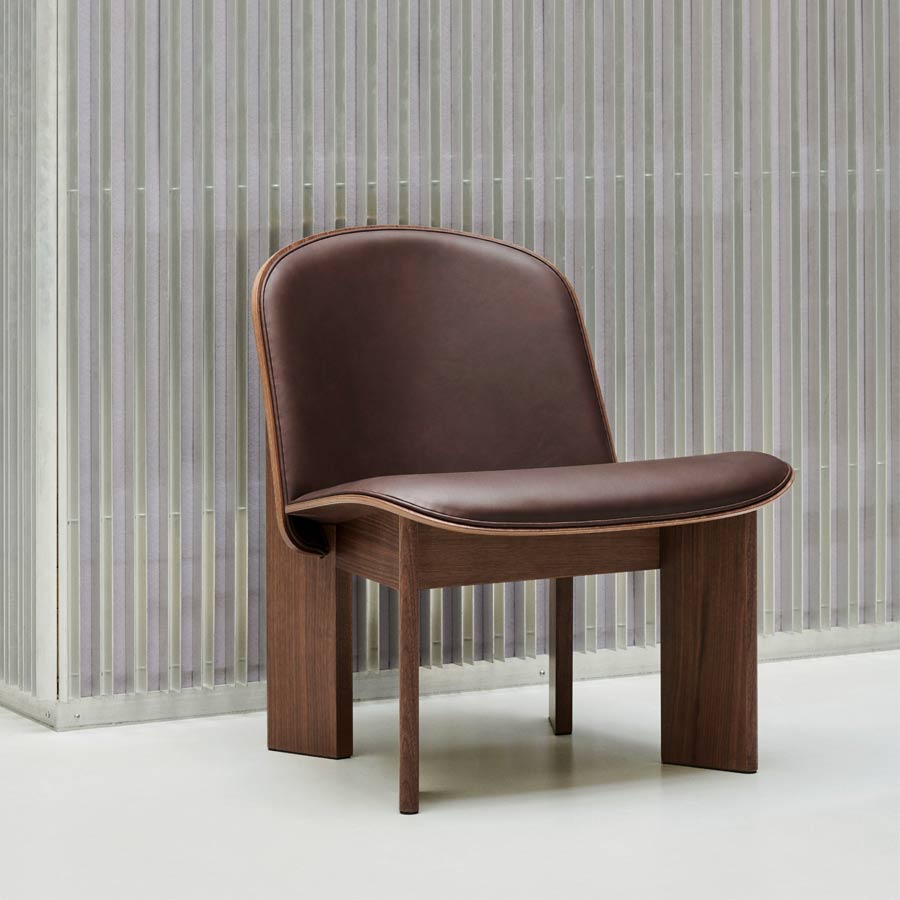 Hay-fauteuil-chisel-lounge-marron-en-bois-noyer-rembourrage-marron-laque-eau-andreas-bergsaker-mobilier-Atelier-Kumo