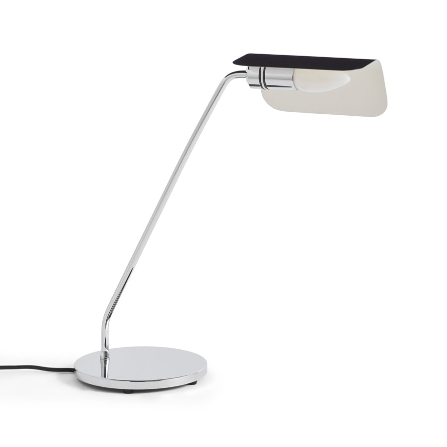 Hay-lampe-Apex-sur-pied-noir-Atelier-Kumo