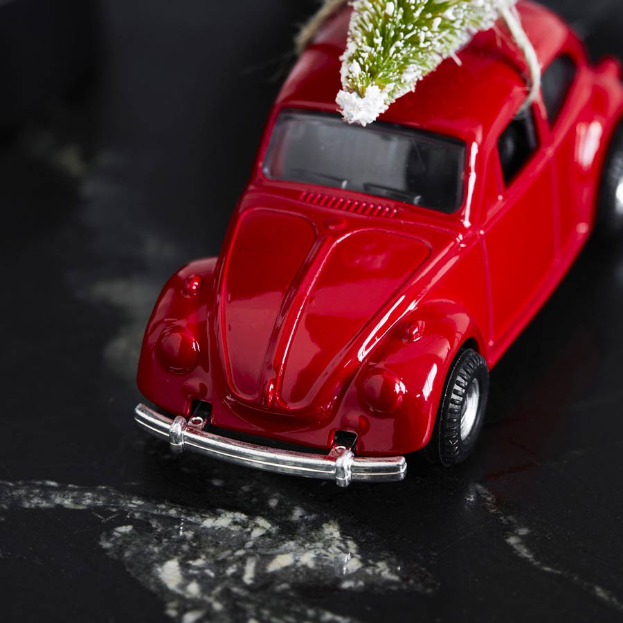 Une petite voiture rouge comme déco de Noël - Marie Claire