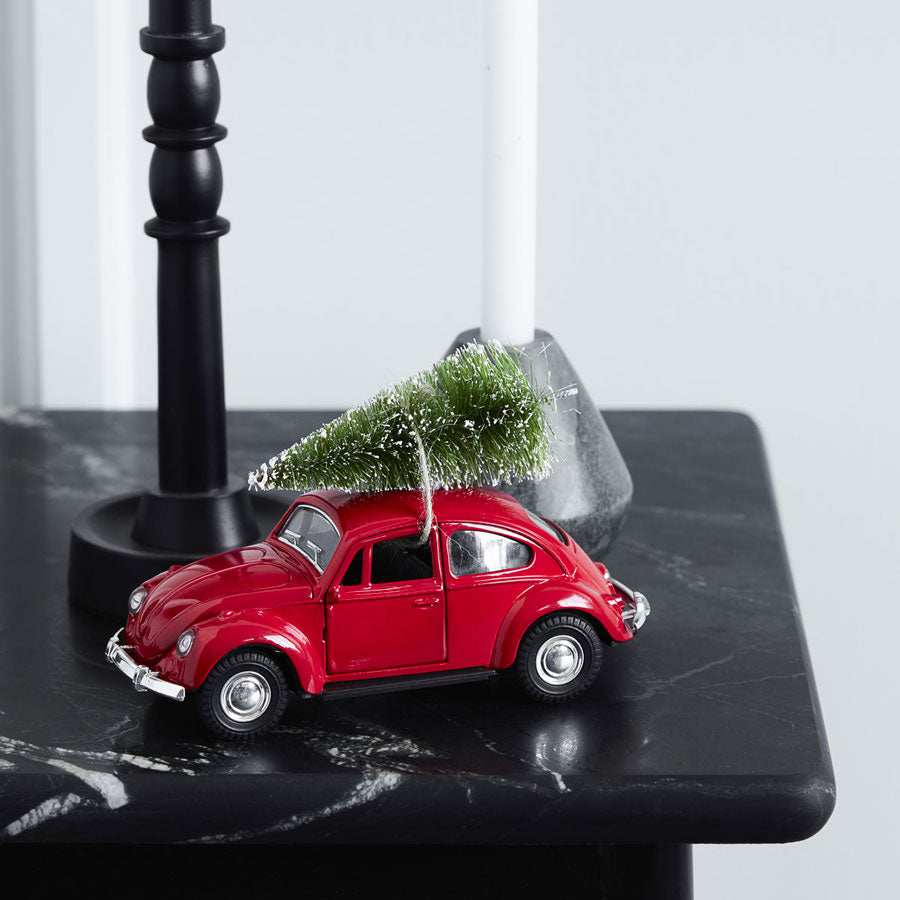 Une petite voiture rouge comme déco de Noël - Marie Claire