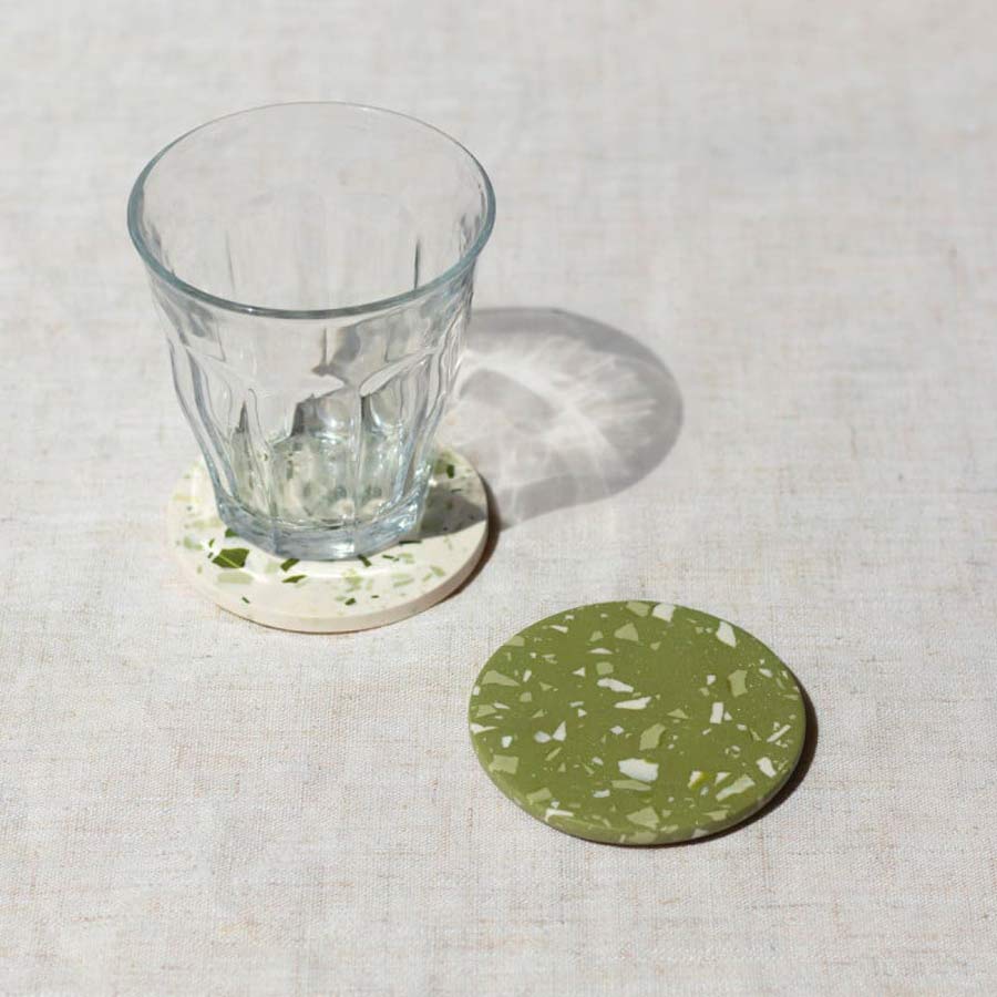 La-Petite-Epicerie-diy-home-deco-mes-dessous-de-verre-terrazzo-en-jesmonite-vert-Atelier-Kumo