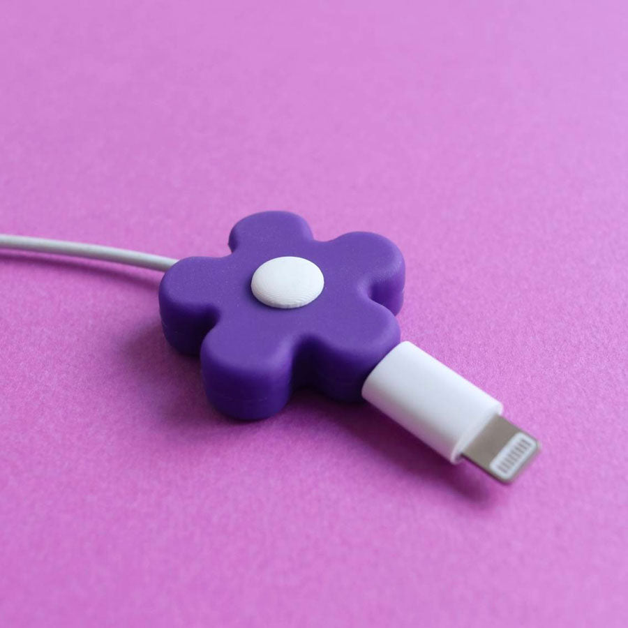 La-Petite-Epicerie-protege-cable-fleur-violette-et-blanche-accessoire-Atelier-Kumo