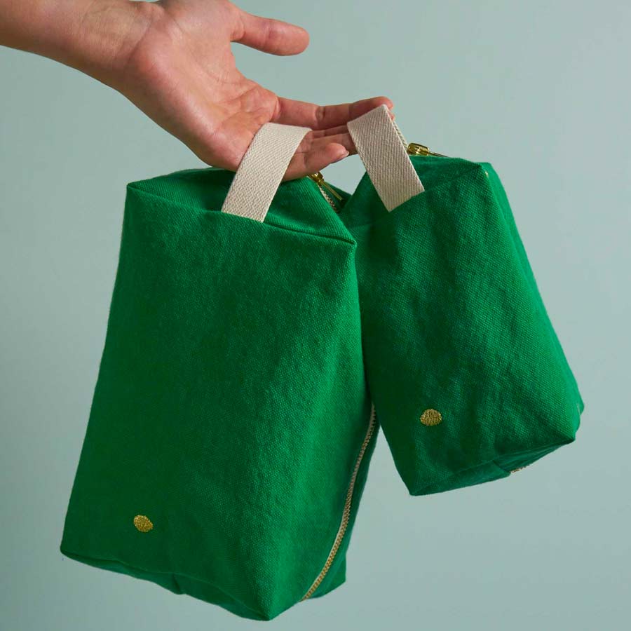 La-cerise-sur-le-gateau-trousse-cube-coton-bio-vert-gazon-pratique-rangement-Atelier-Kumo