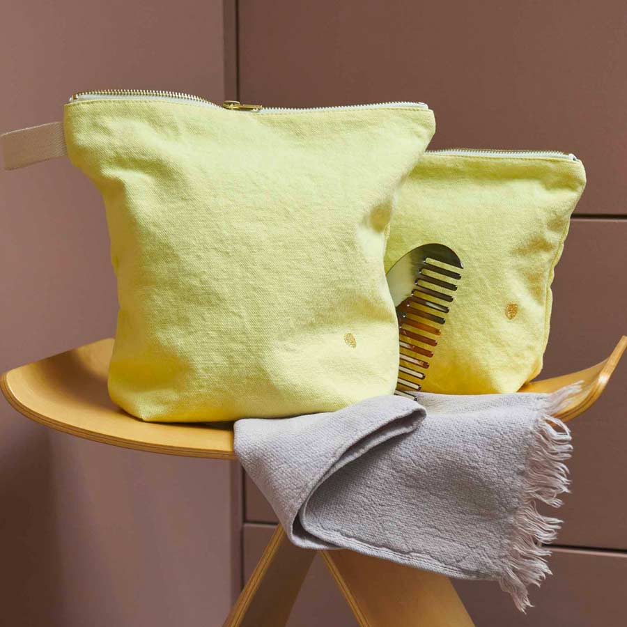 La-cerise-sur-le-gateau-trousse-de-toilette-coton-bio-deperlant-jaune-sunshine-Atelier-Kumo