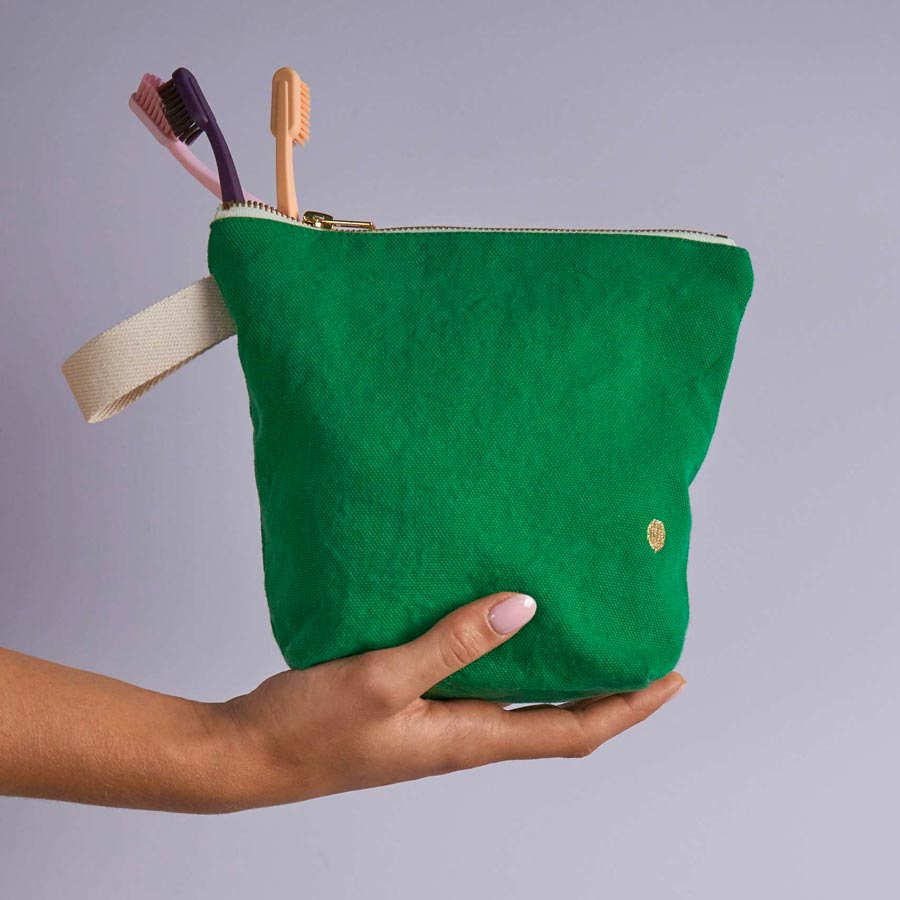 La-cerise-sur-le-gateau-trousse-de-toilette-coton-bio-vert-gazon-pm-Atelier-Kumo