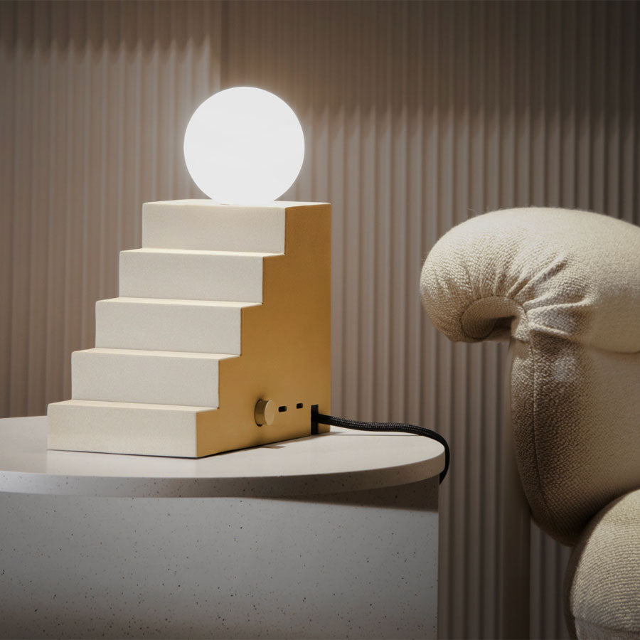 Oblure-lampe-de-table-escalier-beige-nude-cable-usb-et-prise-electrique-notchi-architects-oscar-gillkvist-carl-magnus-elander-interieur-Atelier-Kumo