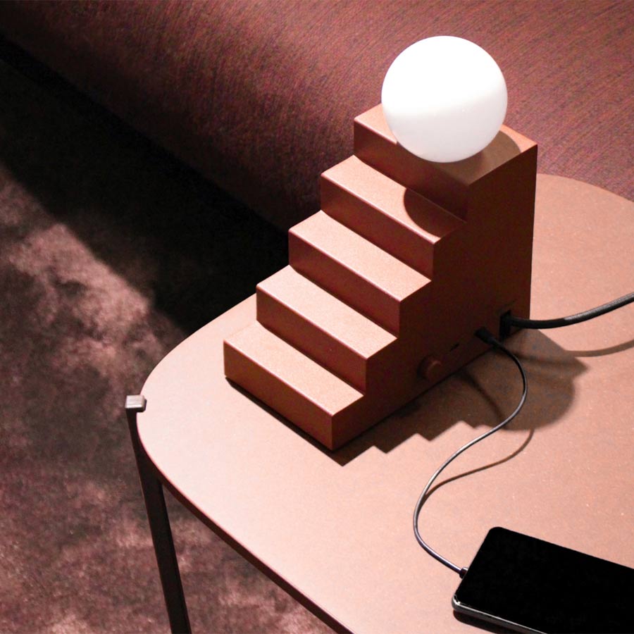 Oblure-lampe-de-table-escalier-beige-nude-cable-usb-et-prise-electrique-notchi-architects-oscar-gillkvist-carl-magnus-elander-maison-Atelier-Kumo