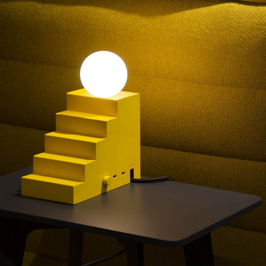 Oblure-lampe-de-table-escalier-jaune-cable-usb-et-prise-electrique-notchi-architects-oscar-gillkvist-carl-magnus-elander-design-Atelier-Kumo