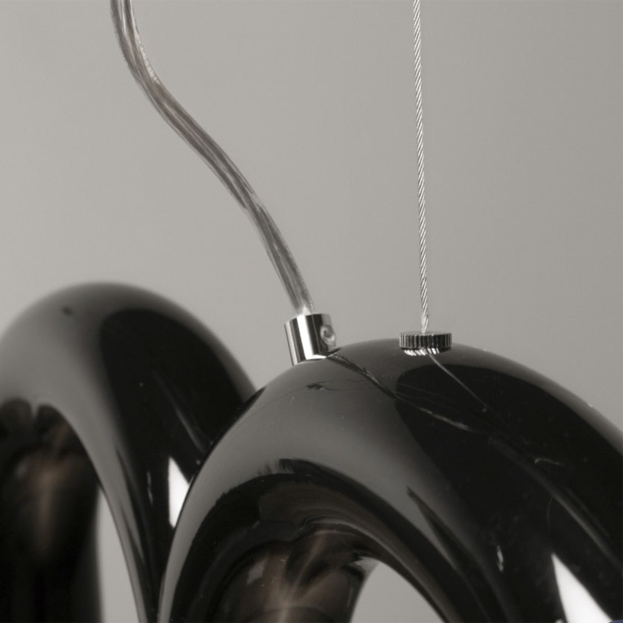 Oblure-suspension-arc-droit-noir-acier-johan-lindsten-et-markus-johansson-detail-Atelier-Kumo