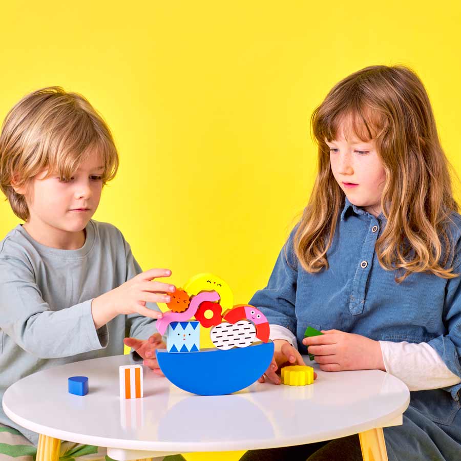 Kikkerland-jeu-d-equilibre-de-forme-en-bois-a-empiller-Atelier-Kumo