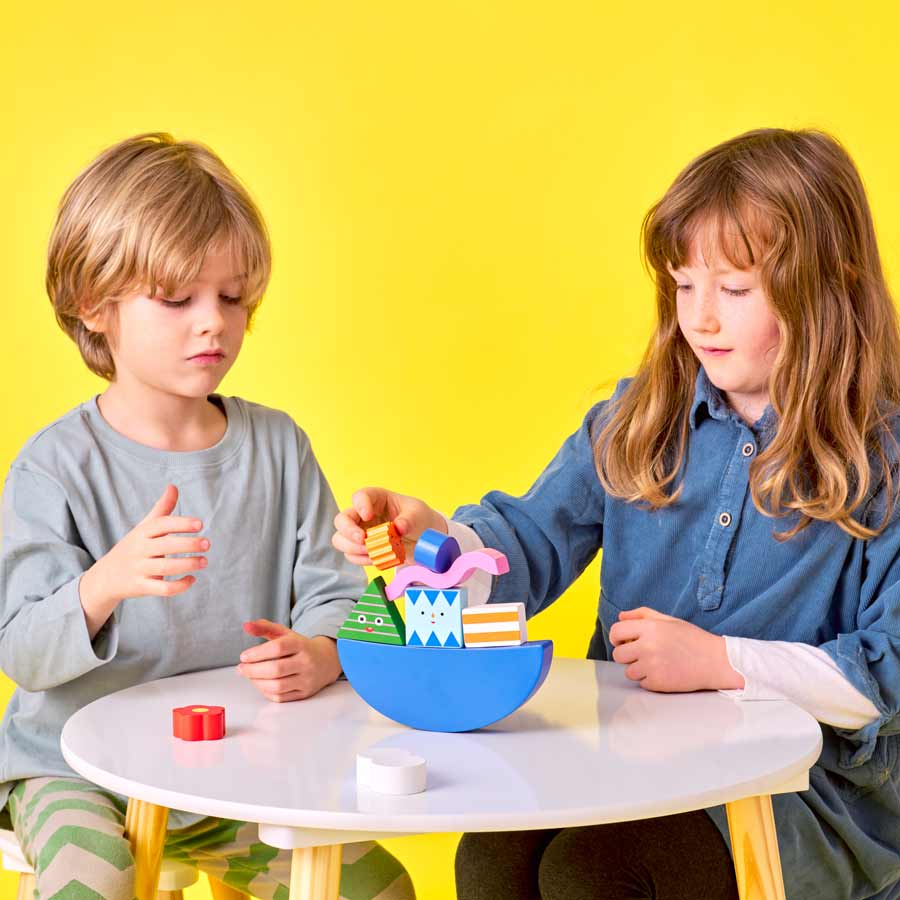 Kikkerland-jeu-d-equilibre-de-forme-en-bois-enfant-Atelier-Kumo